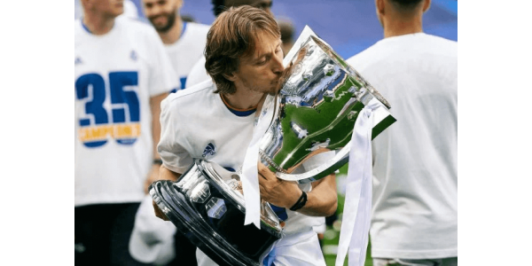 Modric bekræfter afgang