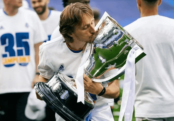 Modric bekræfter afgang