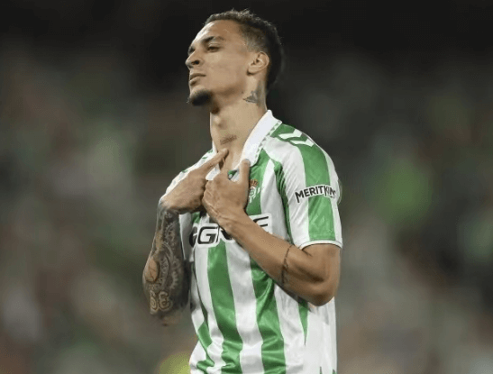 Anthony skifter officielt til Betis og sender byen ud i et vanvid