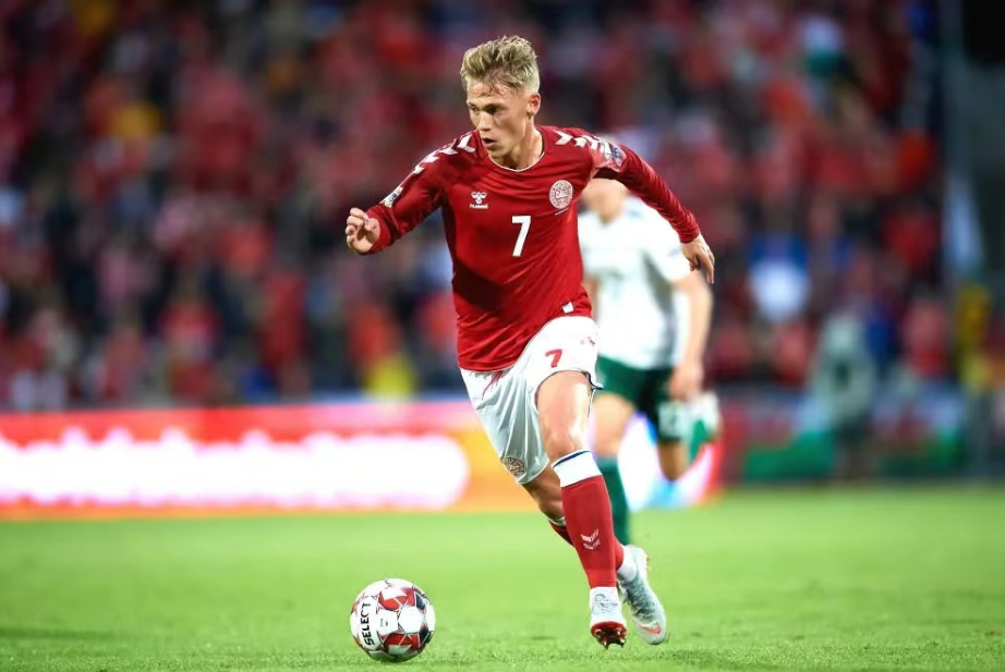 Det 29-årige danske fodboldgeni afslutter sin 11-årige fodboldkarriere
